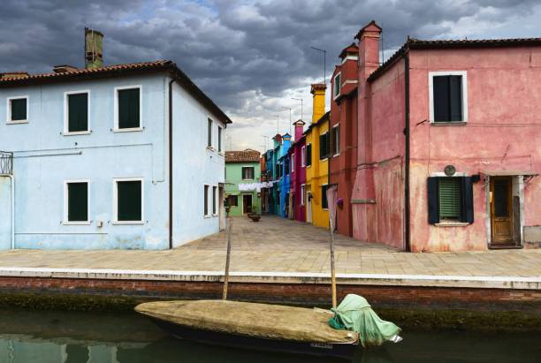 ulica na kanale wodnym w burano, włochy - chimney lagoon island canal zdjęcia i obrazy z banku zdjęć