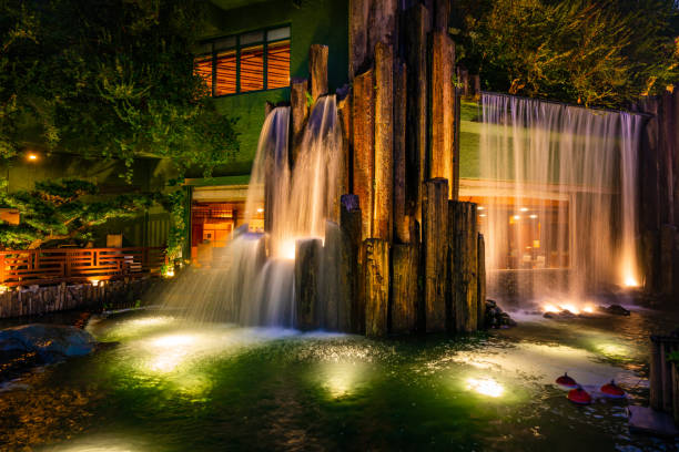 sztuczny wodospad w nan lian garden w diamond hill w hong kongu - formal garden ornamental garden lighting equipment night zdjęcia i obrazy z banku zdjęć