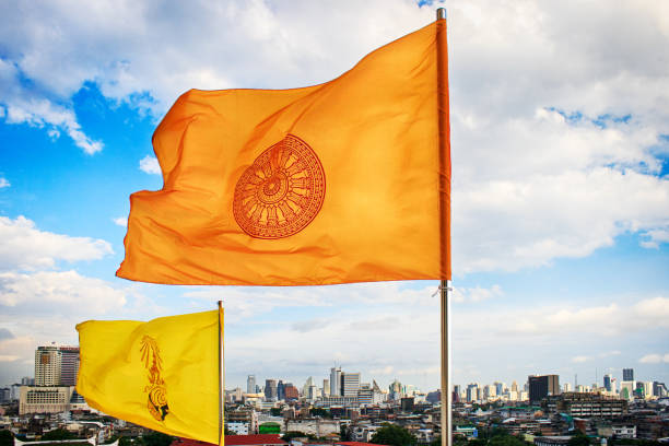 bandera de dharmachakra y la bandera del rey bhumibol adulyadej en la parte superior de la tanga phu khao o montaña dorada de wat saket, o el templo del monte dorado. bangkok, tailandia. - phumiphon aduldet fotografías e imágenes de stock