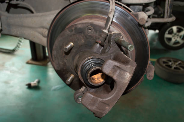 calibre de freno de rueda de coche con rastros de corrosión en el pistón - caliper fotografías e imágenes de stock