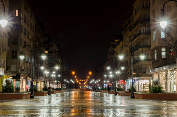 sofía, bulgaria, 20 de febrero de 2013: el bulevar vitosha iluminado en sofía, bulgaria durante la noche después de la lluvia - nightlife city night rain fotografías e imágenes de stock