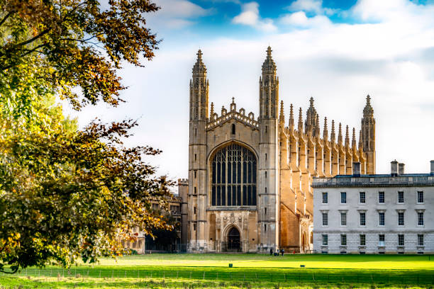 vista posteriore della kings college chapel cambridge. - england field autumn season foto e immagini stock