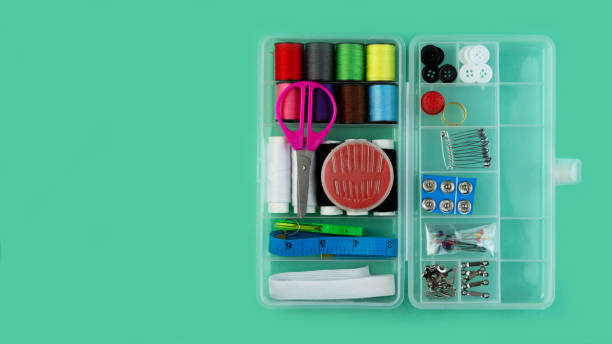 un banner con un kit de costura: tijeras, cinta métrica, dedals, hilos y botones. concepto de creatividad de costura. - sewing box fotografías e imágenes de stock
