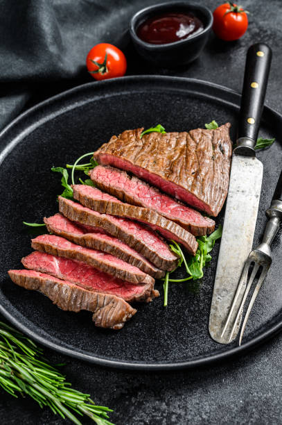 플랫 아이언 스테이크를 구워 서 잘라. 대리석 쇠고기 고기. 검은 색 배경. 위쪽 보기 - steak close up grilled skirt steak 뉴스 사진 이미지