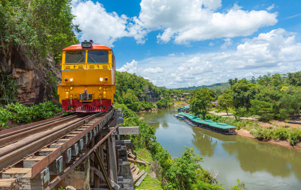 カンチャナブリタイの列車有名な場所と死の鉄道 - kanchanaburi province train thailand diesel ストックフォトと画像