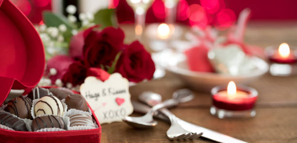valentine's day dining table - flower arrangement dining room decor dining imagens e fotografias de stock