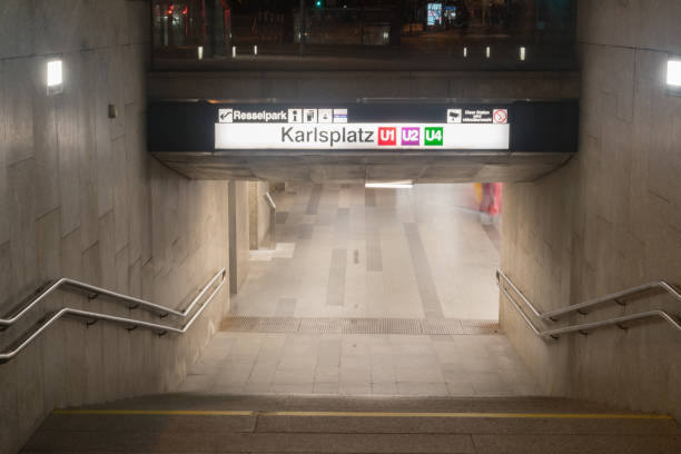 entrée à la station de métro karlsplatz (vienna u-bahn). - vienna karlsplatz austria subway train photos et images de collection