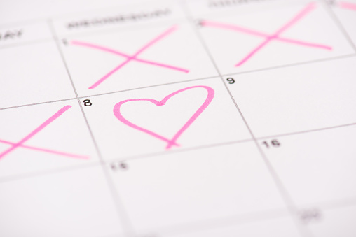 Concepto feliz del día de las mujeres. De cerca foto foto de la celda del calendario y dibujado corazón rosa en ella photo