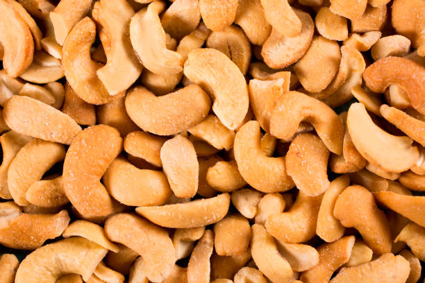 кешью орехи фоны - cashew close up food salted стоковые фото и изображения