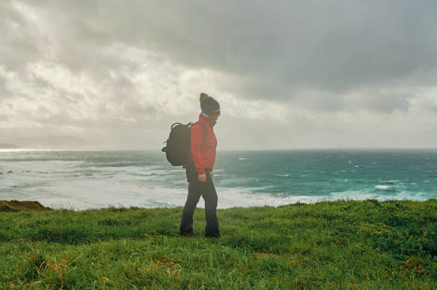 vista lateral de la mujer en la costa en españa - travel destinations mountain hiking profile fotografías e imágenes de stock