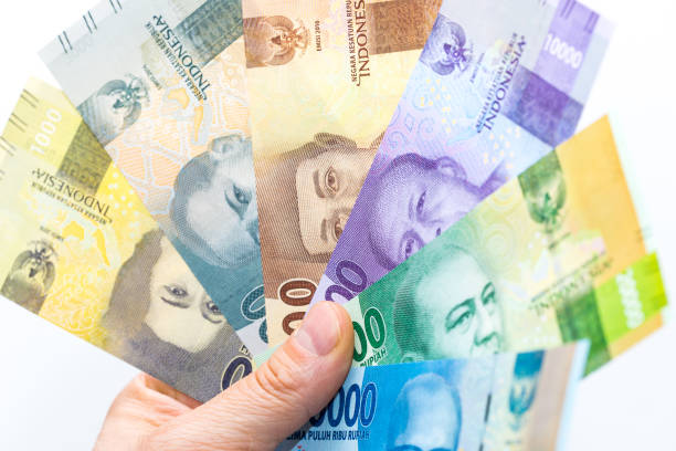 あなたの手にインドネシアのお金、様々な紙幣 - human hand beak currency stack ストックフォトと画像