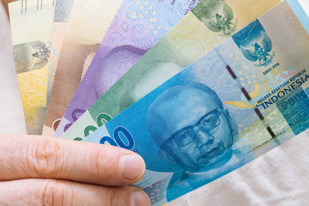 dinero indonesio en la mano, varios billetes - human hand beak currency stack fotografías e imágenes de stock