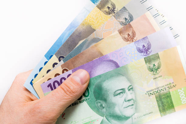 インドネシアの通貨, ルピア, 手に保持紙幣のファイル - human hand beak currency stack ストックフォトと画像