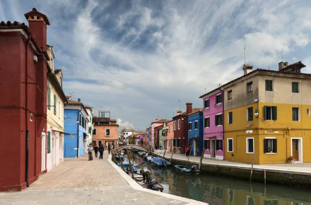 calle en un canal de agua en burano, italia - chimney lagoon island canal fotografías e imágenes de stock