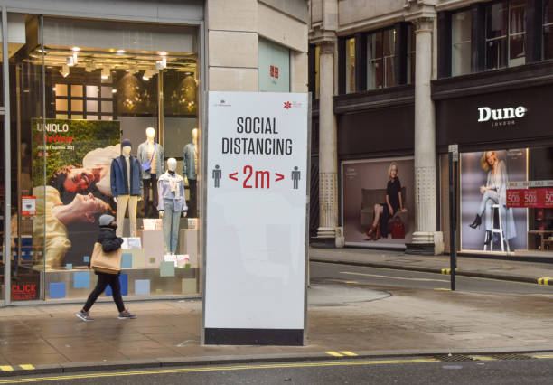 sinal de distanciamento social na oxford street, londres - control clothing outdoors image technique - fotografias e filmes do acervo