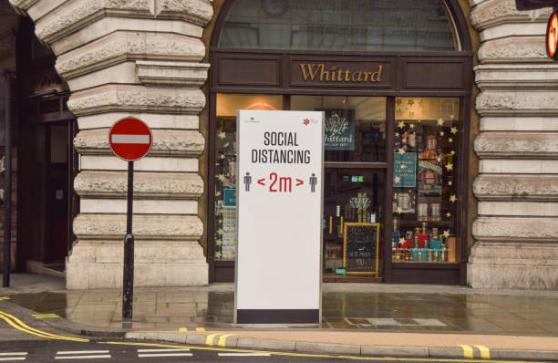 sinal de distanciamento social na regent street, londres - control clothing outdoors image technique - fotografias e filmes do acervo