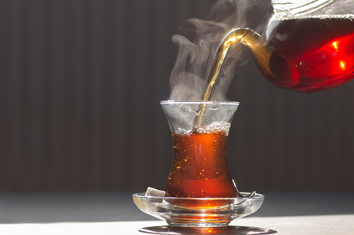Taza de vidrio de té turco negro preparado, concepto tradicional de bebida caliente photo