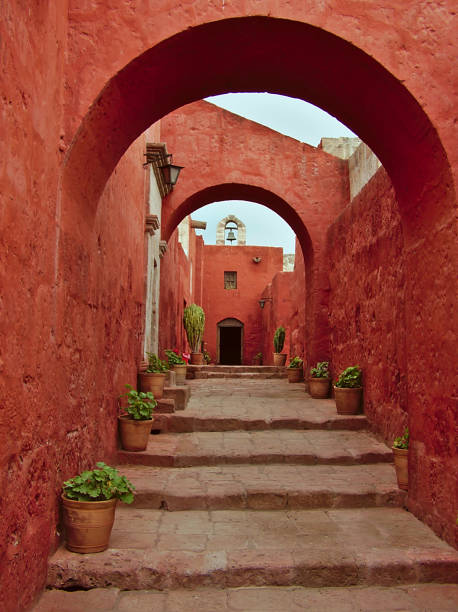 arcos vermelhos do mosteiro de santa catalina - santa catalina monastery - fotografias e filmes do acervo