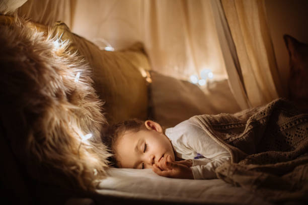 little preschool girl sleeping in comfortable bed - sleeping child bedtime little girls imagens e fotografias de stock