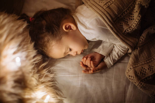 little preschool girl sleeping in comfortable bed - material data sheets imagens e fotografias de stock