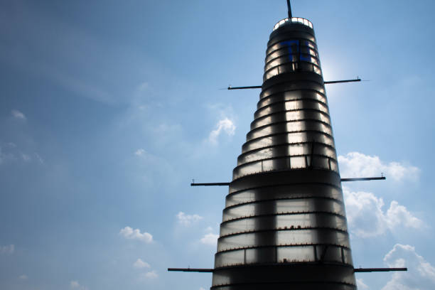 torre meteorológica oskar-von-miller en la universidad técnica de múnich en garching, alemania, retroiluminada por sun - oskar miller fotografías e imágenes de stock