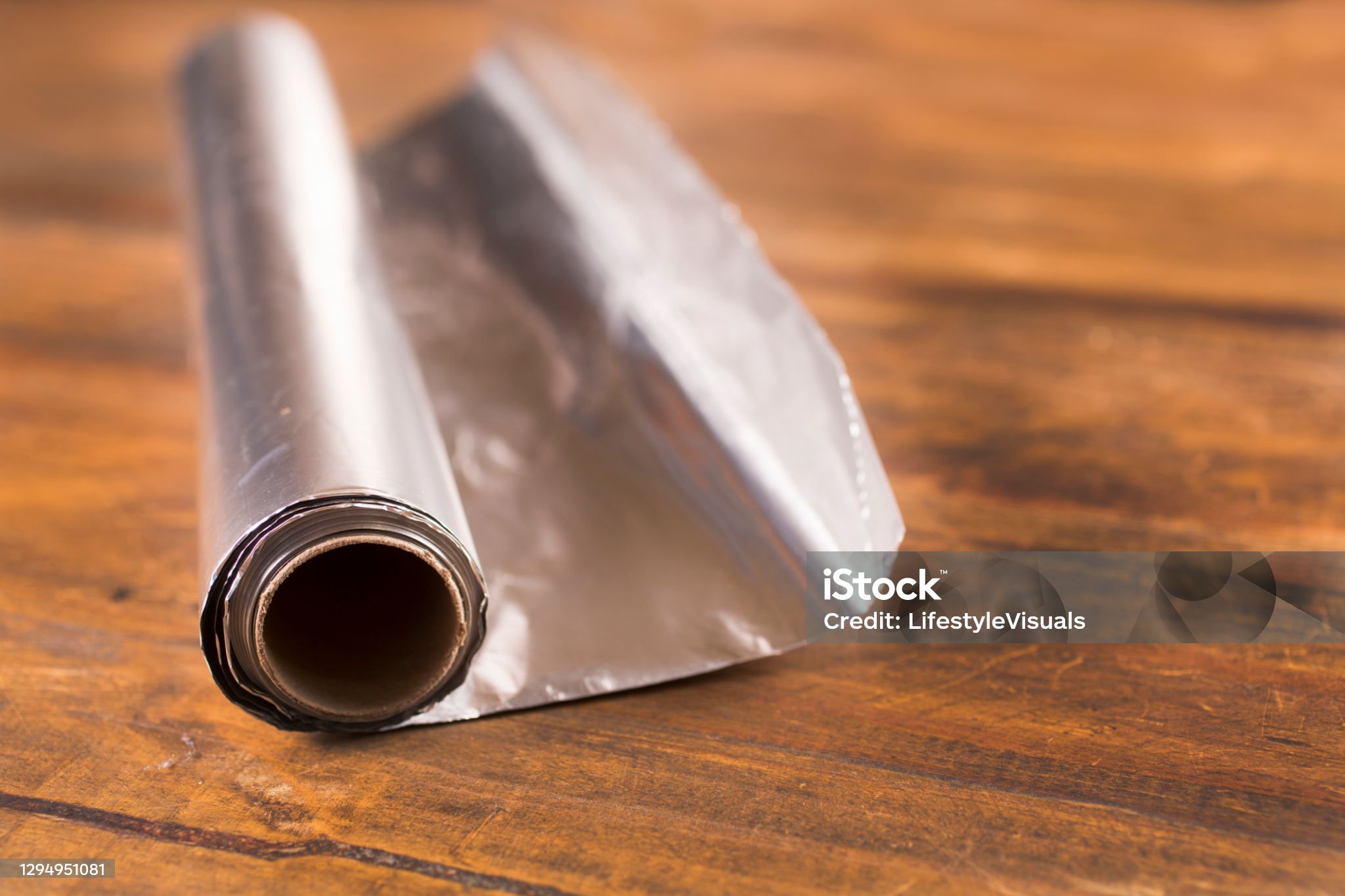Zašto sve više ljudi stavlja aluminijsku foliju ispod kreveta? Iskustva i uticaj na kvalitet sna Zašto sve više ljudi stavlja aluminijsku foliju ispod kreveta? Iskustva i uticaj na kvalitet sna