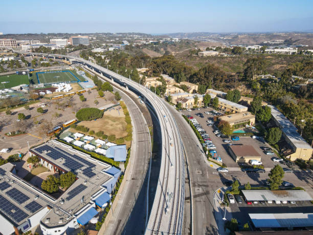 vista aérea del puente mid-coast trolley en la universidad de california, san diego - trolebús fotografías e imágenes de stock