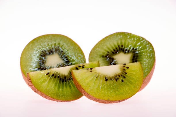 kiwi fresco e delizioso - leek green raw food foto e immagini stock