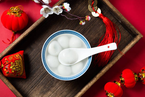 cibo tradizionale tangyuan in ciotola. cibo del festival delle lanterne cinesi. - zucca delicata foto e immagini stock