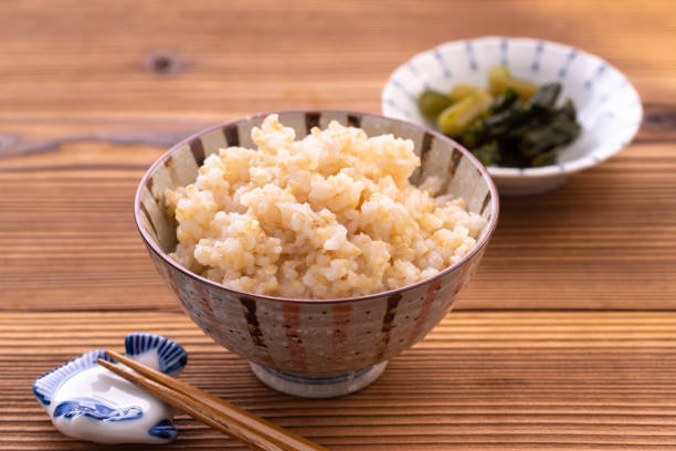 riz brun (riz brun germé) - chopsticks rest photos et images de collection