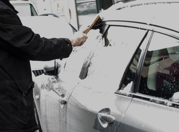 istock clearing car from snow in winter 1294982714