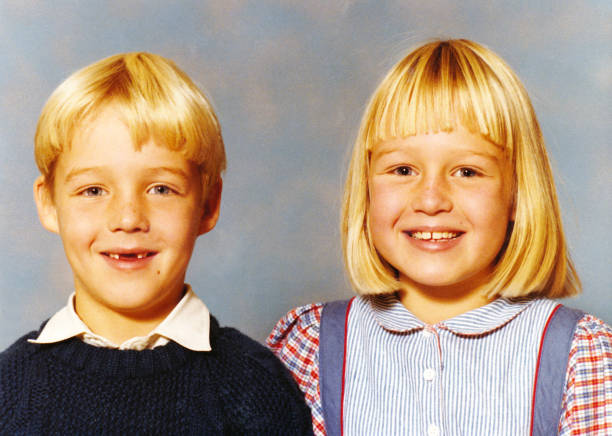 jahrbuch doppelporträt eines jungen und mädchens mit blonden haaren - menschlicher zahn fotos stock-fotos und bilder