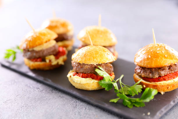 mini hamburguesa con becerda, tomate y queso snack - canape buffet cocktail food fotografías e imágenes de stock