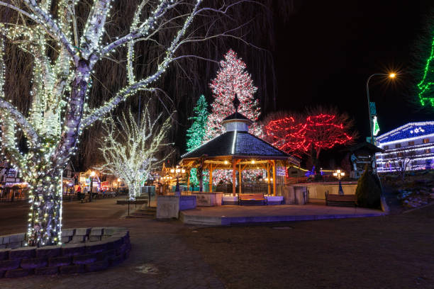 luci di natale a leavenworth, washington - leavenworth foto e immagini stock