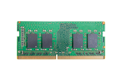 chipset de cerca aislado, chip DDR microelectrónico sobre un fondo blanco, macro RAM, detalle del circuito de la computadora, placa DDR photo