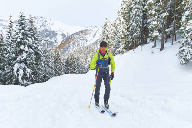 アルプスで一人でスキー上り - mens cross country skiing ストックフォトと画像