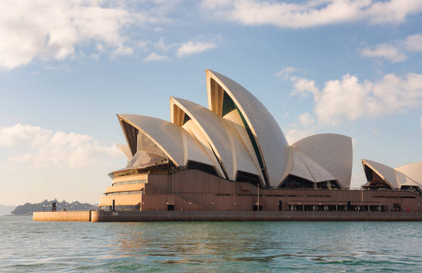 시드니 오페라 하우스 인 더 모닝 선 - sydney opera house 이미지 뉴스 사진 이미지