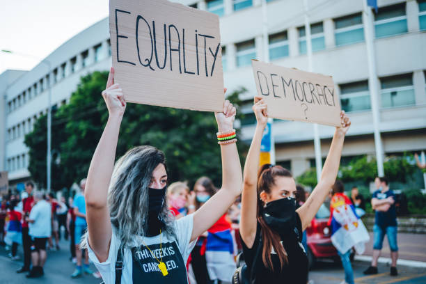 jeunes manifestantes retenant des pancartes - civil rights photos et images de collection