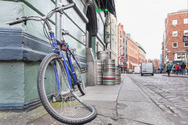 bicyclette vandalisée ligotée à dublin, irlande - bicycle broken old chain photos et images de collection