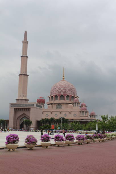 istock Masjid Putra - Malaysia 1295019560