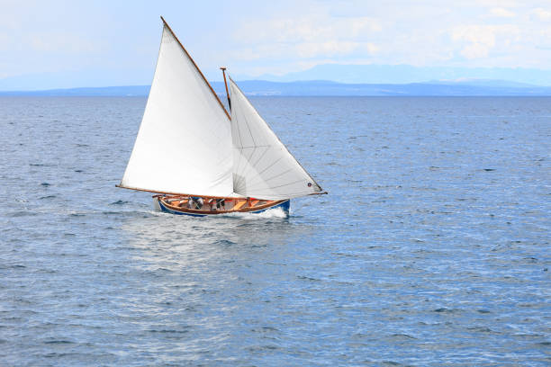klasyczna drewniana żaglówka - regatta sports race sailing nautical vessel zdjęcia i obrazy z banku zdjęć