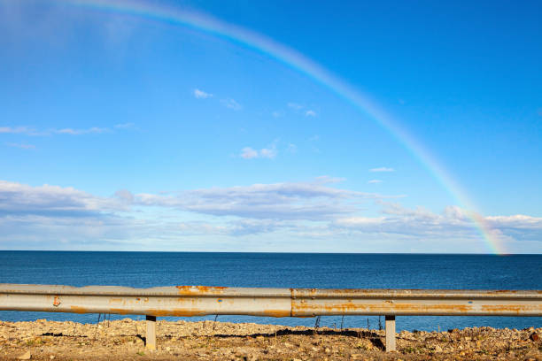 Mar de Ojotsk con arco iris, isla de Sajalín, Extremo Oriente ruso - foto de stock