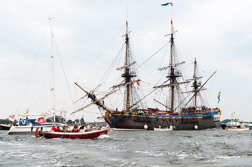 One of the guests at the Sail Amsterdam event is  the Götheborg. The East Indiaman Götheborg is a three-masted ship with square rigs (square sails) on all three masts.