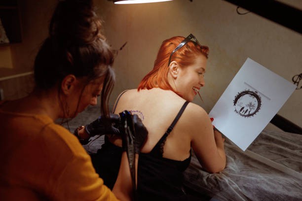 рыжий получать татуировку женщина-художник - sunglasses wood black dark стоковые фото и изображения