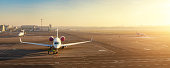 bunte-malerische-dramatische-morgen-sonnenuntergang-am-flughafen-asphalt-rollweg-und-parkplatz.jpg?b=1&s=170x170&k=20&c=AAgGy3LAi6uwln0AqwFXphO6ef-xxACDeiPHbSuyaKI=