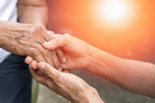 starzejące się społeczeństwo z starszą ręką trzymającą starszego razem w opiece hospicyjnej. filantropia życzliwość dla niepełnosprawnych osób starszych koncepcji. - grandmother child grandparent hope zdjęcia i obrazy z banku zdjęć