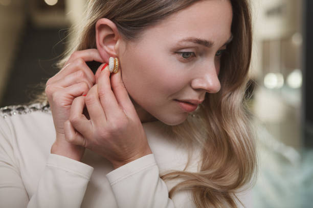 achats de femme à la bijouterie - gold earrings photos et images de collection