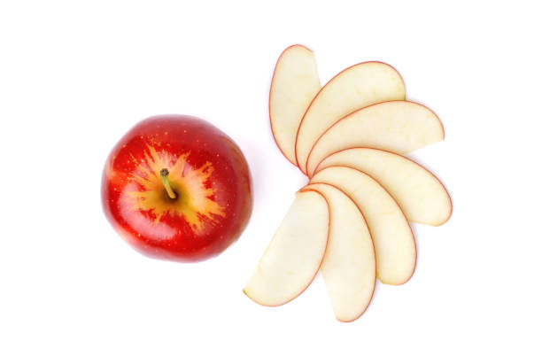 manzanas rojas aisladas sobre fondo blanco - isolated apple slices fotografías e imágenes de stock