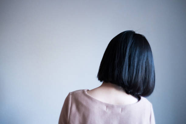 ひどく疲れて落ち込んでいる女性。 - うつ病 日本人 ストックフォトと画像