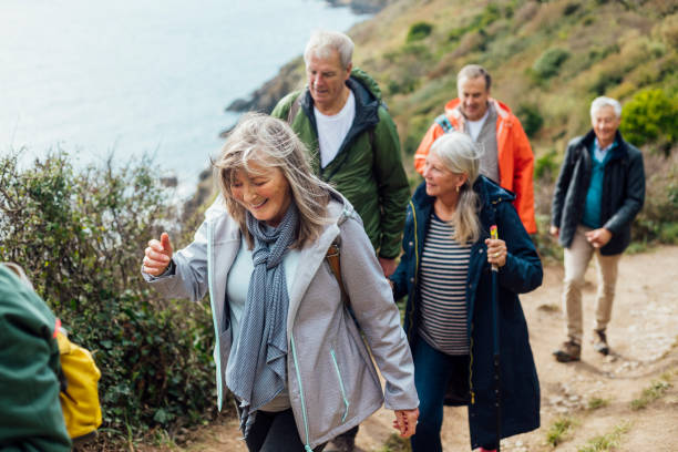 ejercicio como grupo - walking exercising relaxation exercise group of people fotografías e imágenes de stock